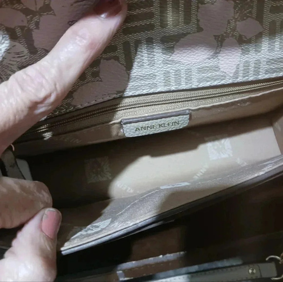 Anne Klein Shoulder Clutch. - Picture 5 of 8